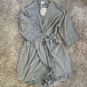 Grey lace bridesmaid’s robe